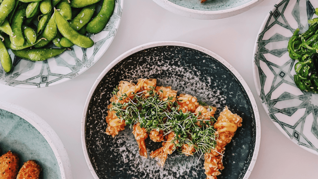 Knuspriges Sushi und Edamame-Bohnen